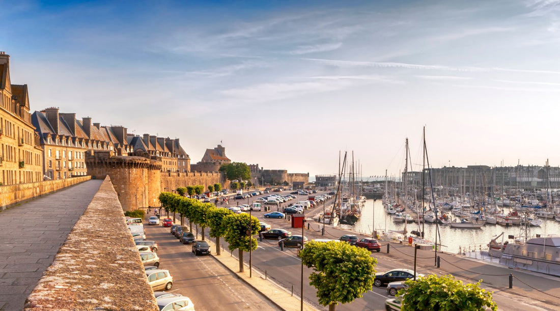 Stand AMA Prévention au congrès SMSTO 2025 à Saint-Malo présentant les tests salivaires et urinaires de dépistage de drogue Toda Pharma, l’éthylotest, l’éthyloborne, les bracelets anti-GHB et les formations de sensibilisation.
